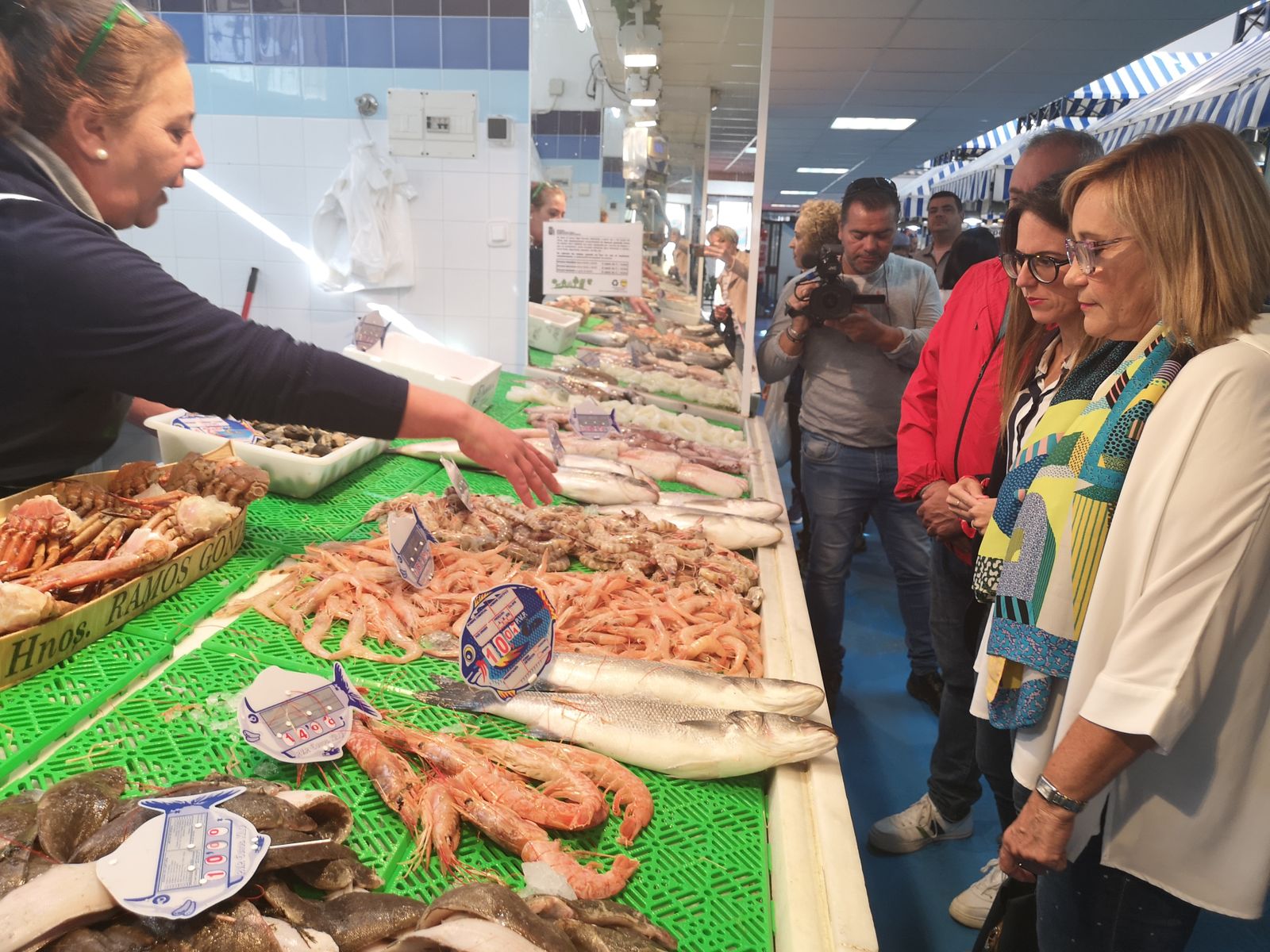 Mª Luisa Faneca y Natalia Santos se interesan por productos en un puesto del mercado ayamontino.