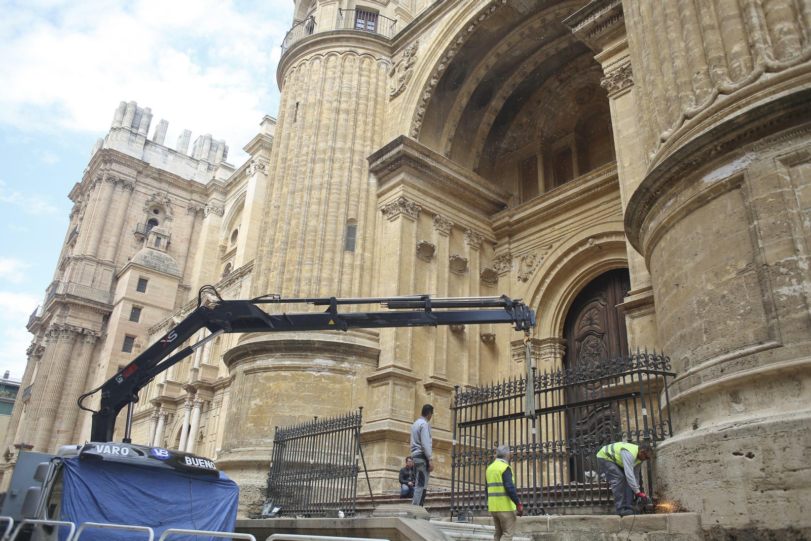 Trabajos para retirar la verja y colocar la rampa de acceso a la Catedral de Málaga, para la Semana Santa de 2019.