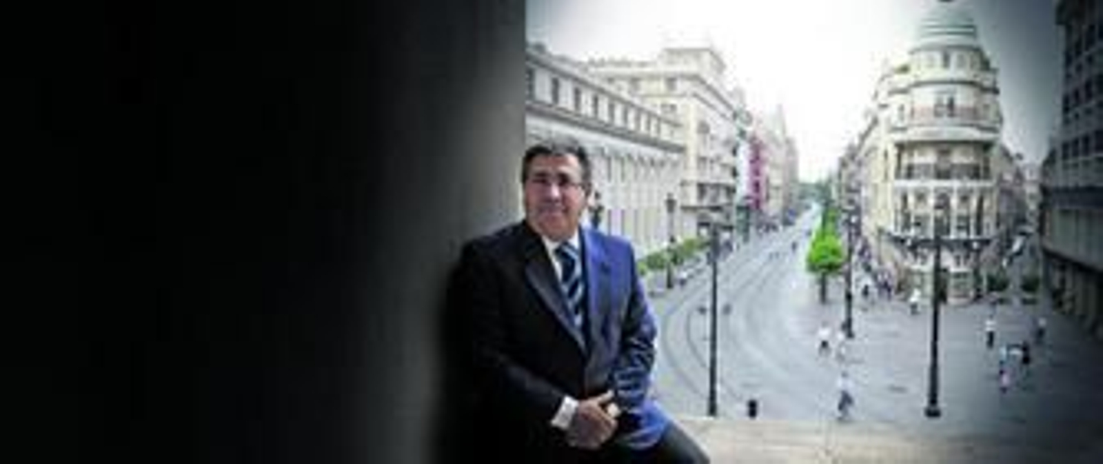 Zoido posa en el balcón de su depacho de la Alcaldía, con la Avenida al fondo.