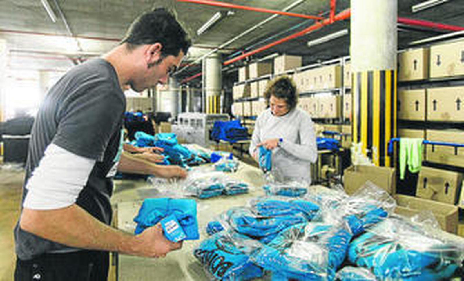 Dos trabajadores de Friking en la nave de la Zona Franca que antes ocupaba Altadis.