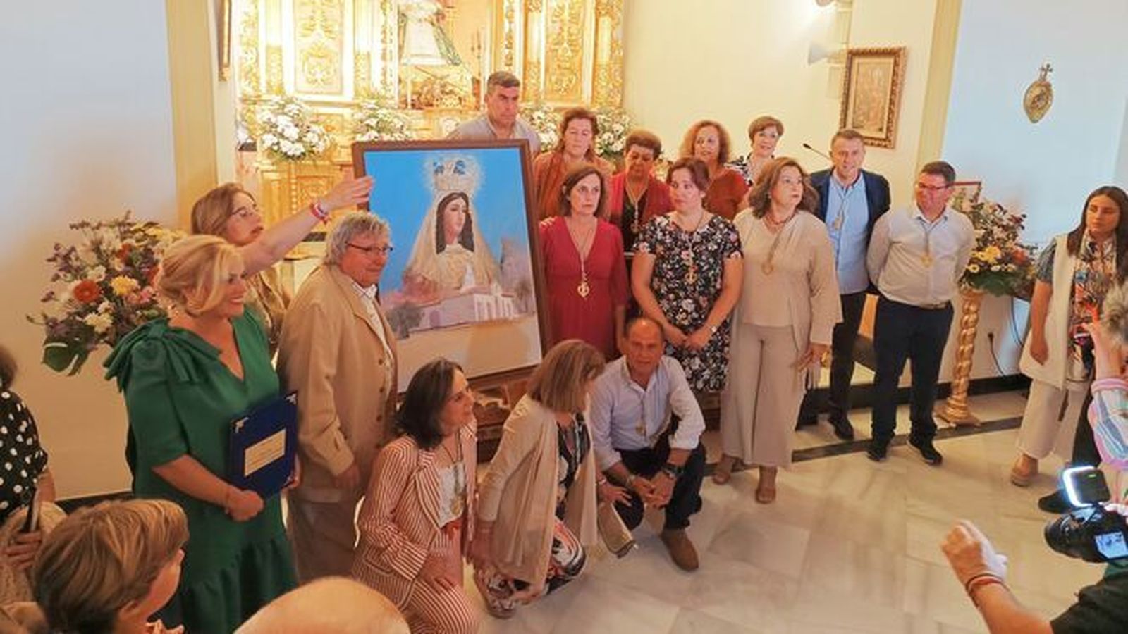 Miembros de la hermandad con la pregonera y el autor del cartel.