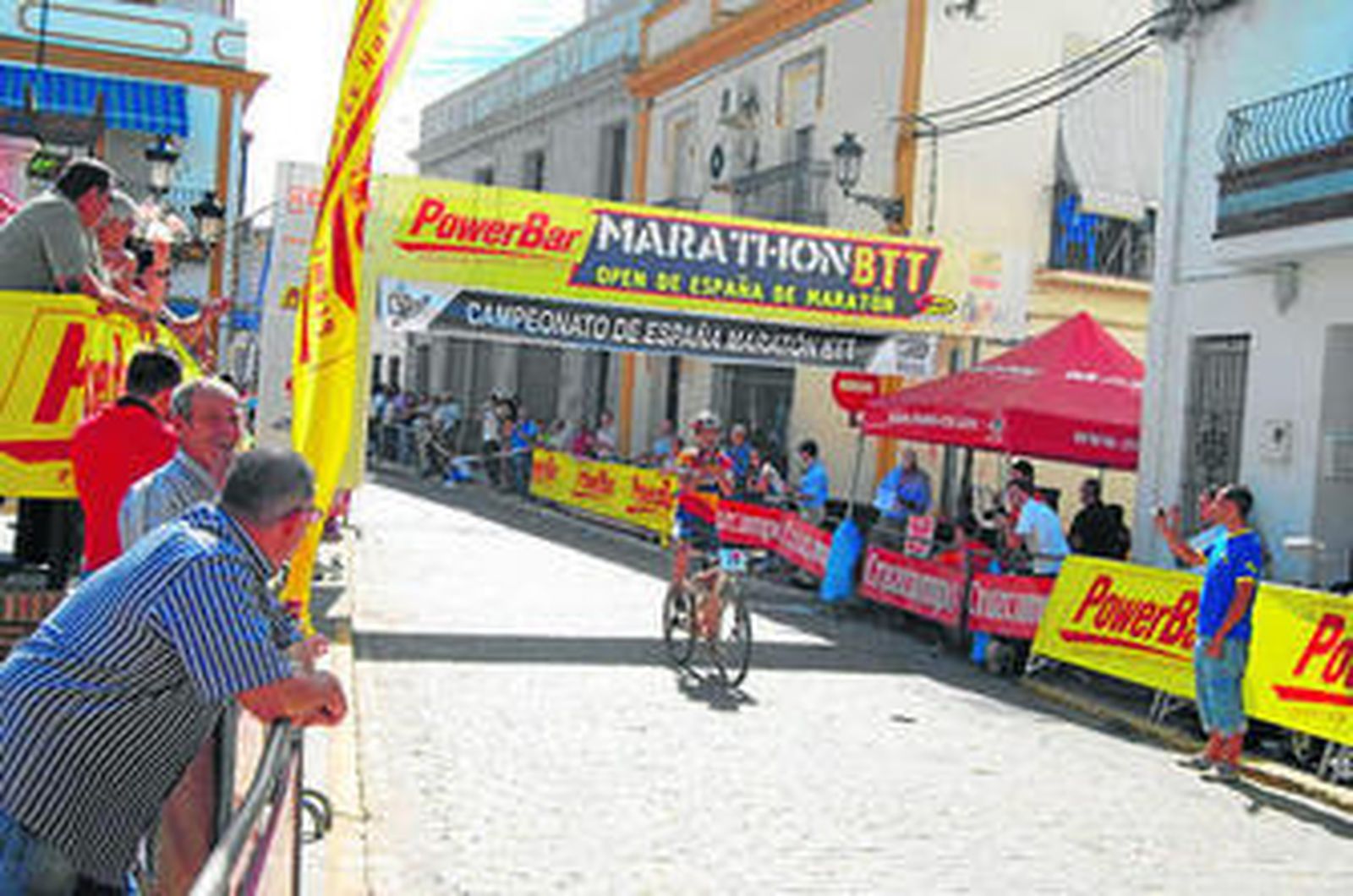 Alejandro Cejuela cruza la línea de meta en Paterna del Campo imponiéndose en la categoría sénior.