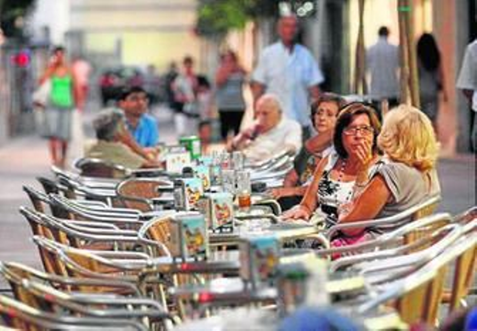 Vecinos de Algeciras toman algo fresco en una terraza.