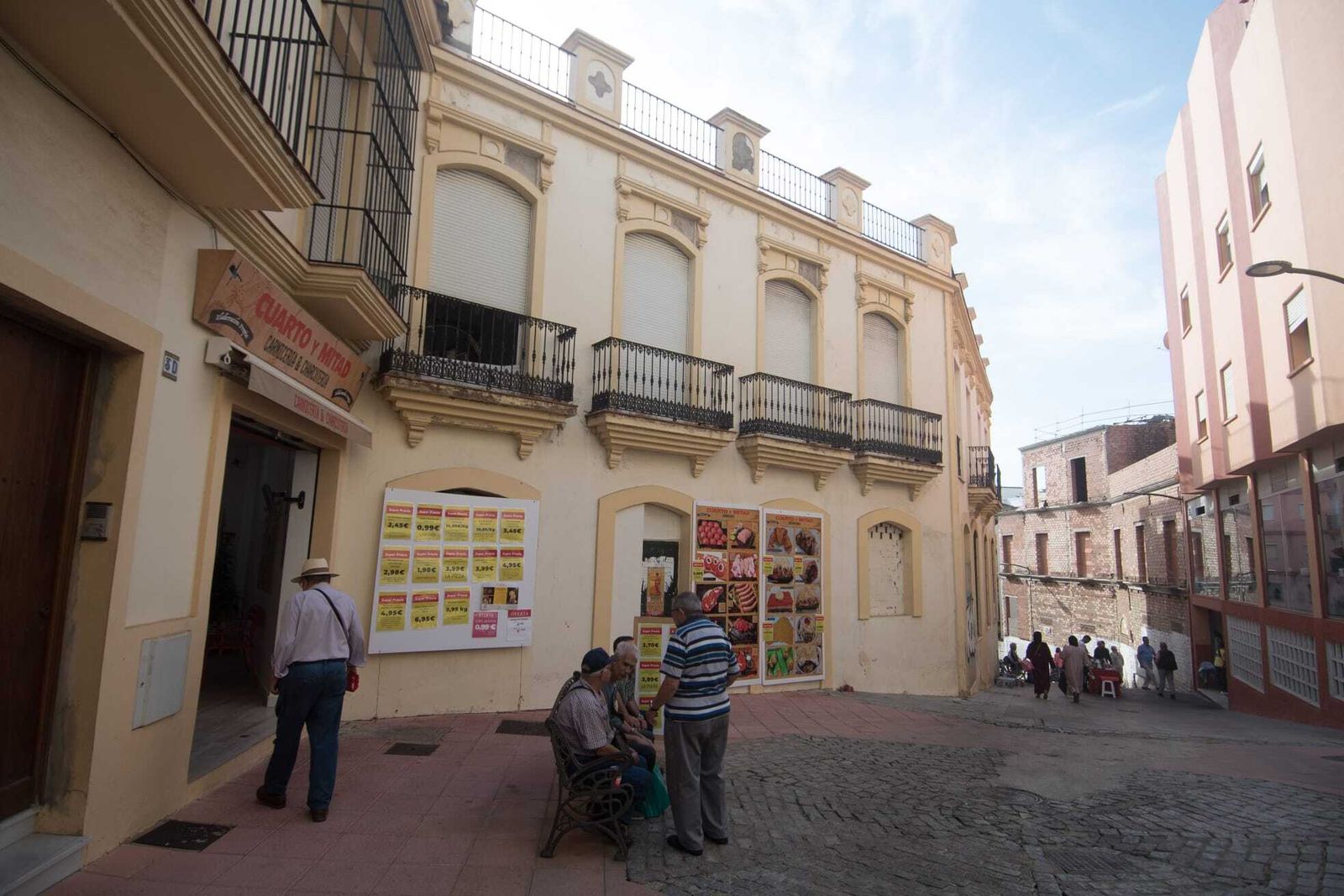 El edificio Cuesta Real, con los ventanales y accesos tapiados.