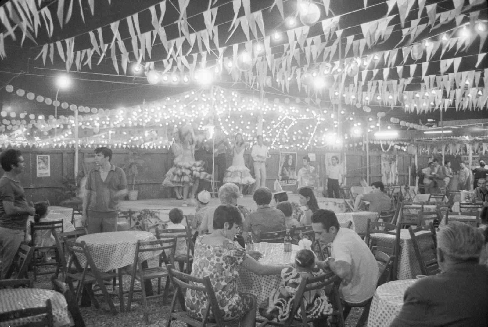 El ambiente en las casetas del recinto ferial se mantiene tras las décadas.