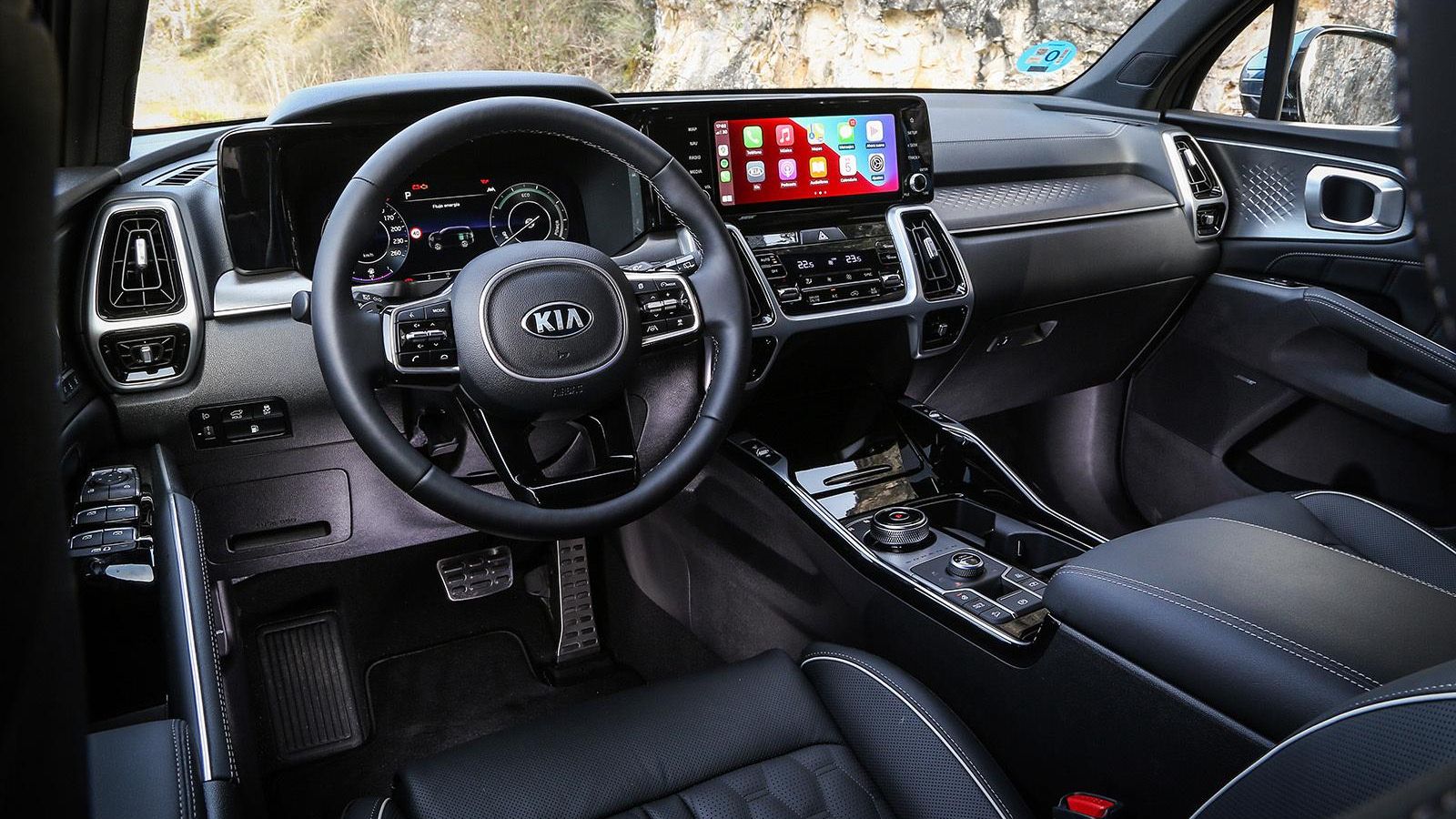 Doble pantalla, para la instrumentación y para el sistema de infoentretenimiento. En ambas encontramos pistas y datos sobre el funcionamiento del sistema híbrido.