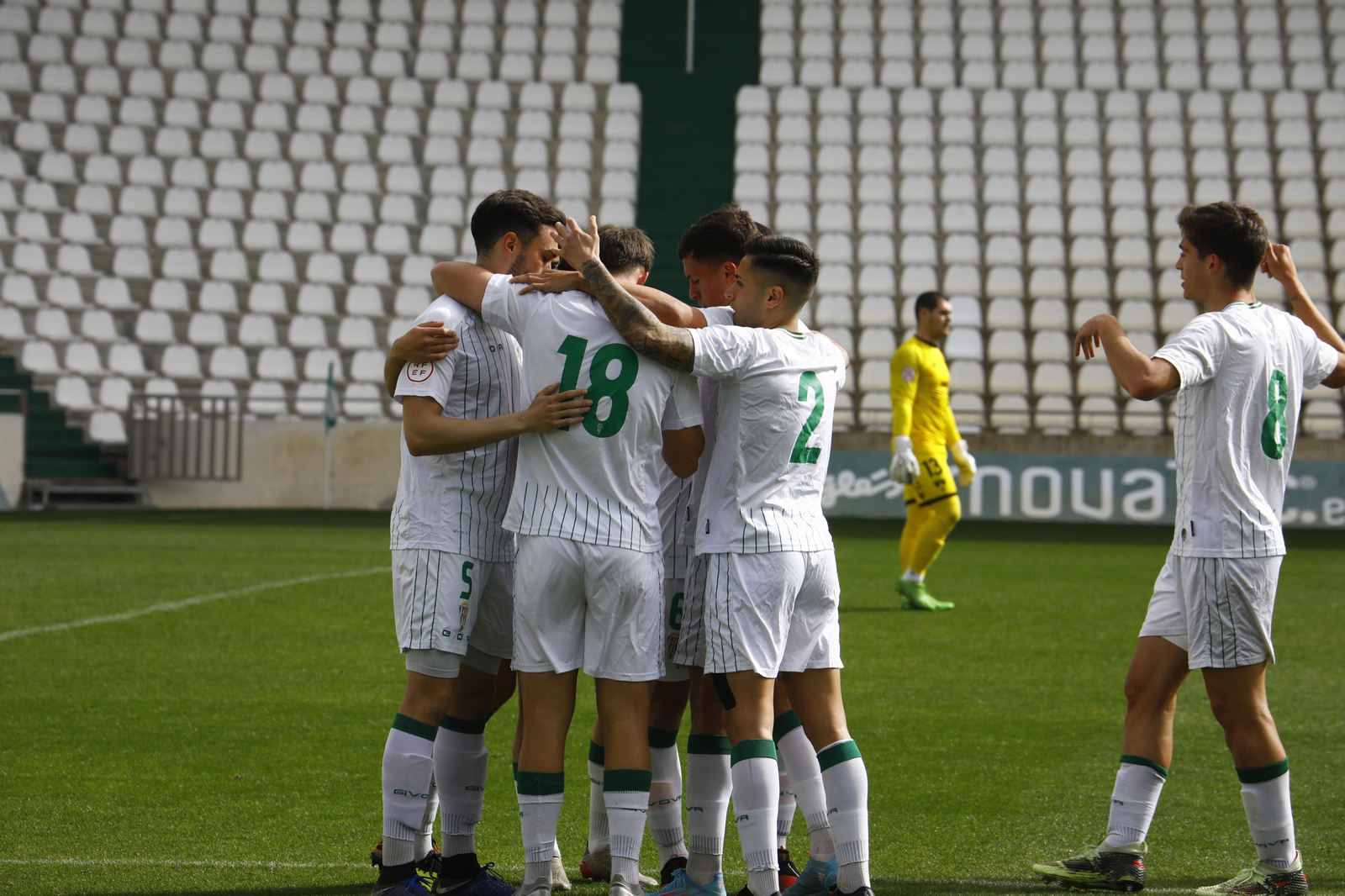 Los jugadores del Córdoba B celebran el primer gol de Pau ante el Ayamonte. Los jugadores del Córdoba B celebran el primer gol de Pau ante el Ayamonte.
