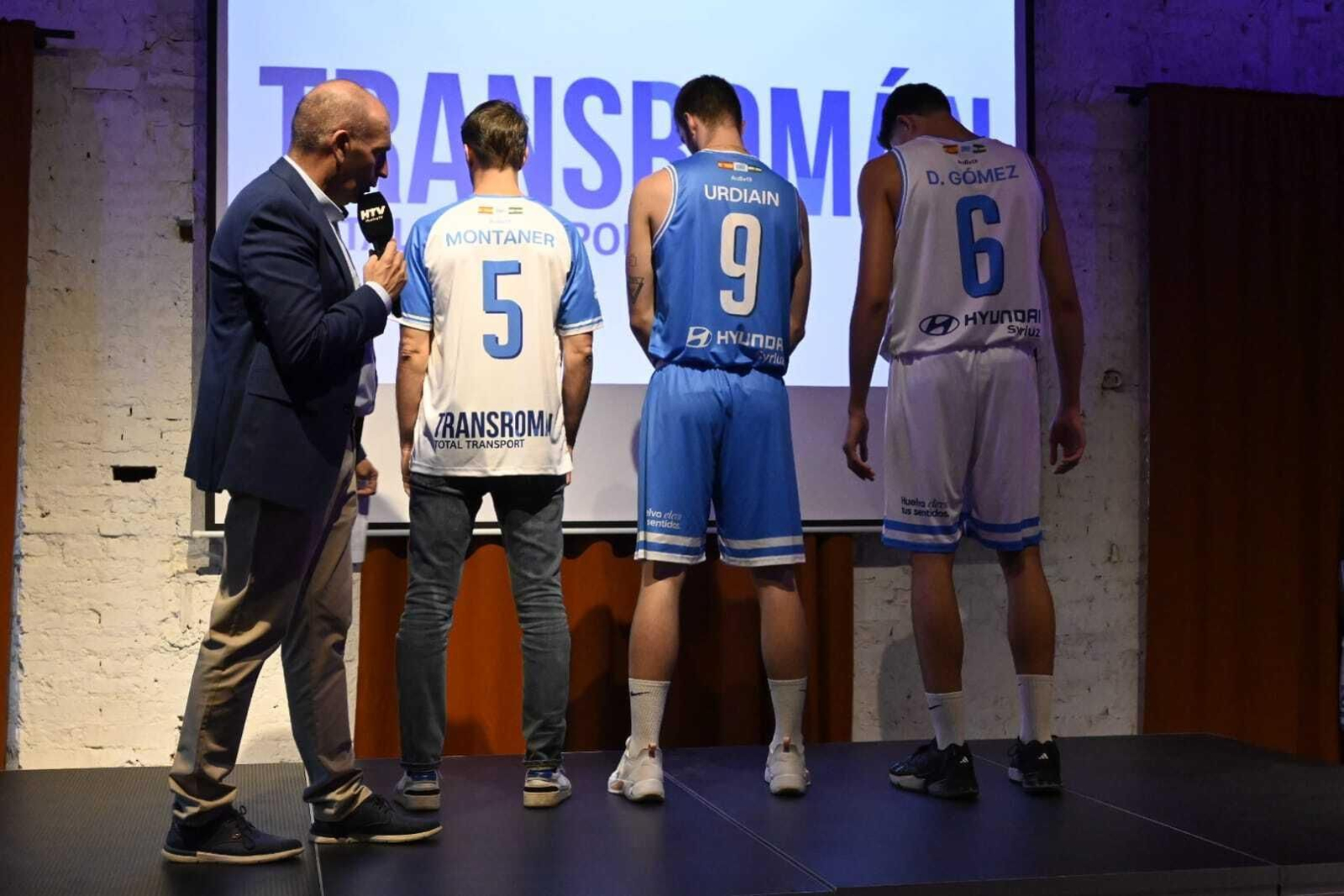 Imágenes de la presentación de las equipaciones del Ciudad de Huelva para la temporada 23/24