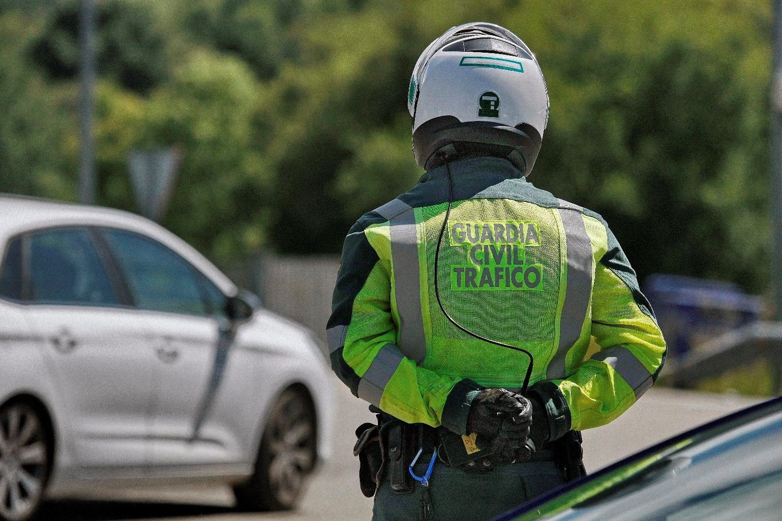 Tumbado para tapar la matrícula, en sentido contrario y sin carné: la huida de un motorista en Alhau ...