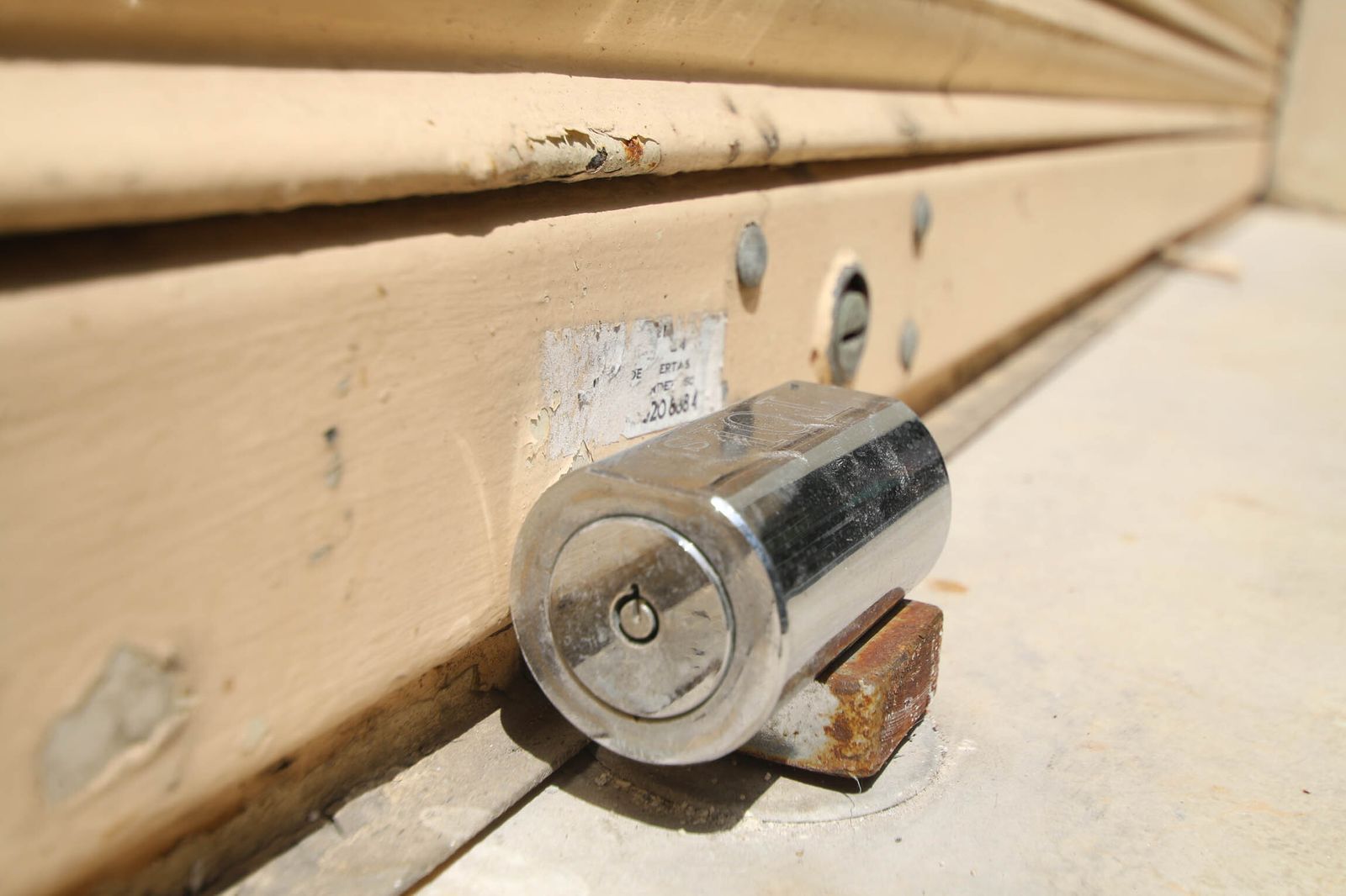 Local cerrado en el Paseo de Almería.