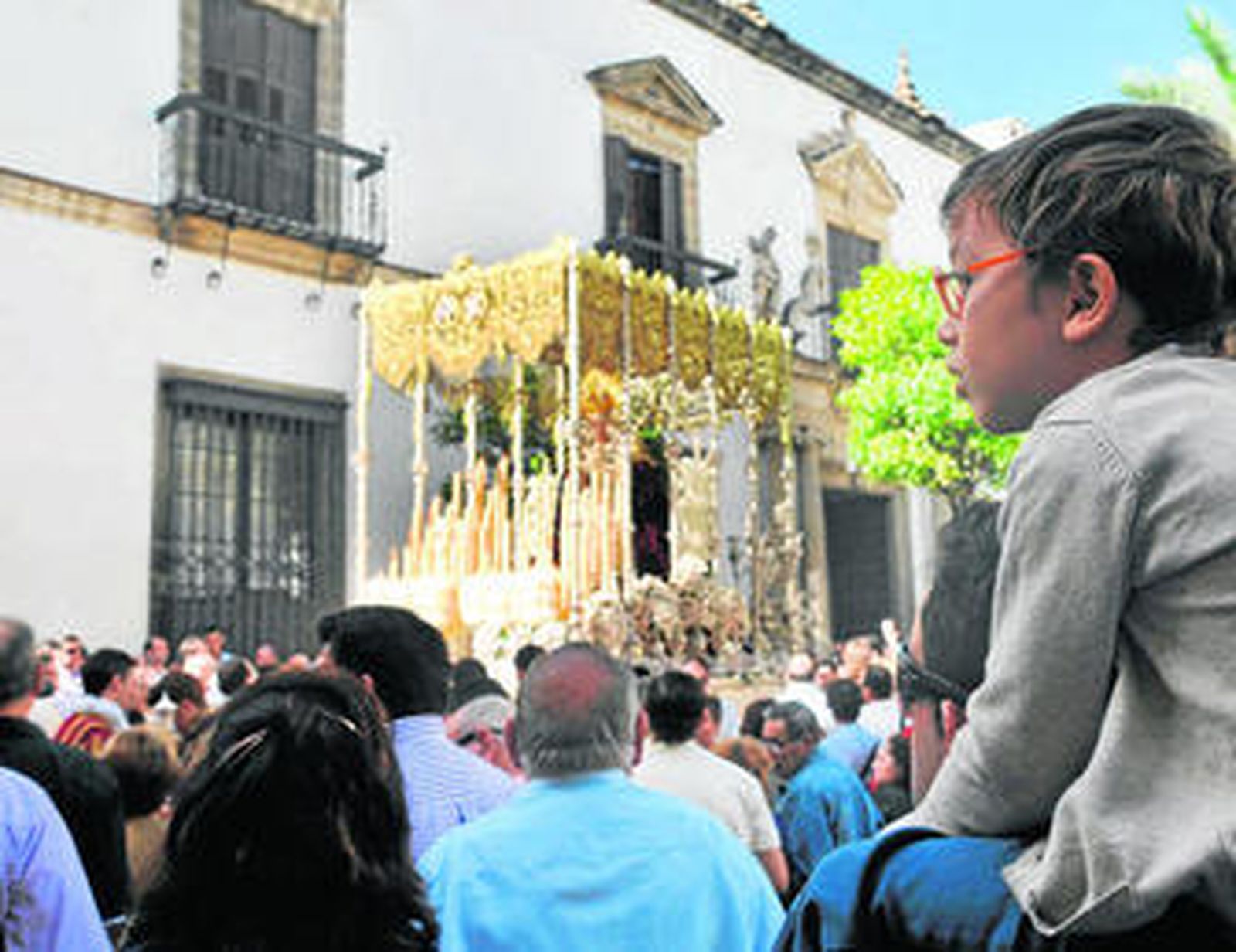 El paso de palio a su llegada ayer a la plaza Rafael Rivero.