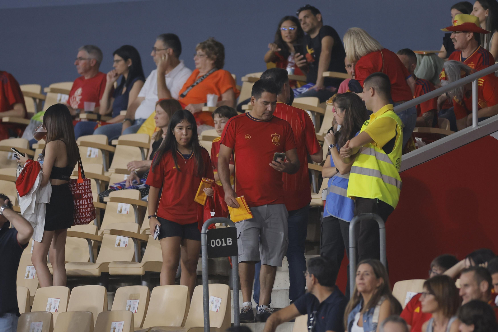 Búscate en las fotos del España-Escocia