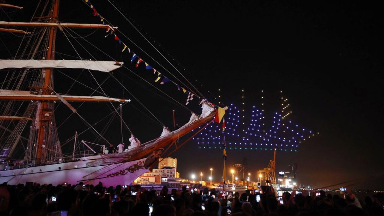Imágenes del sábado en la Regata de Cádiz: espectáculo de drones y concierto de Álvaro de Luna