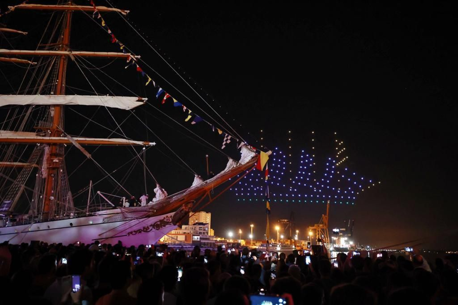 Imágenes del sábado en la Regata de Cádiz: espectáculo de drones y concierto de Álvaro de Luna