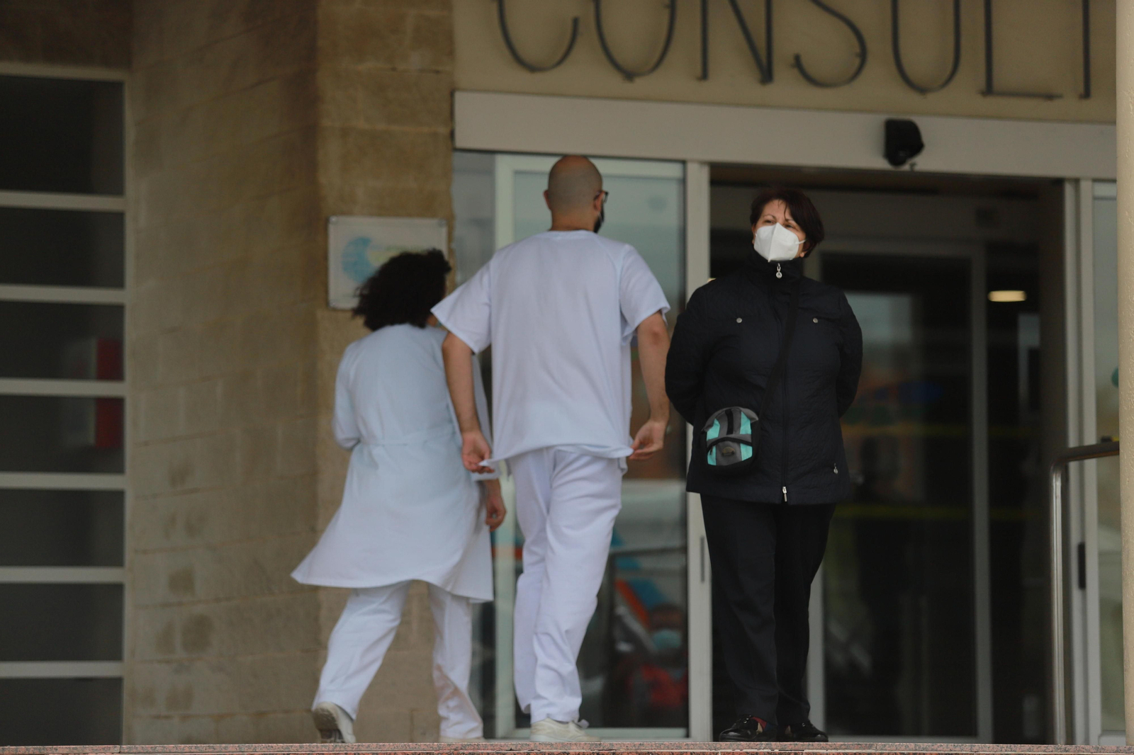 Sanitarios accediendo al Juan Ramón Jiménez.