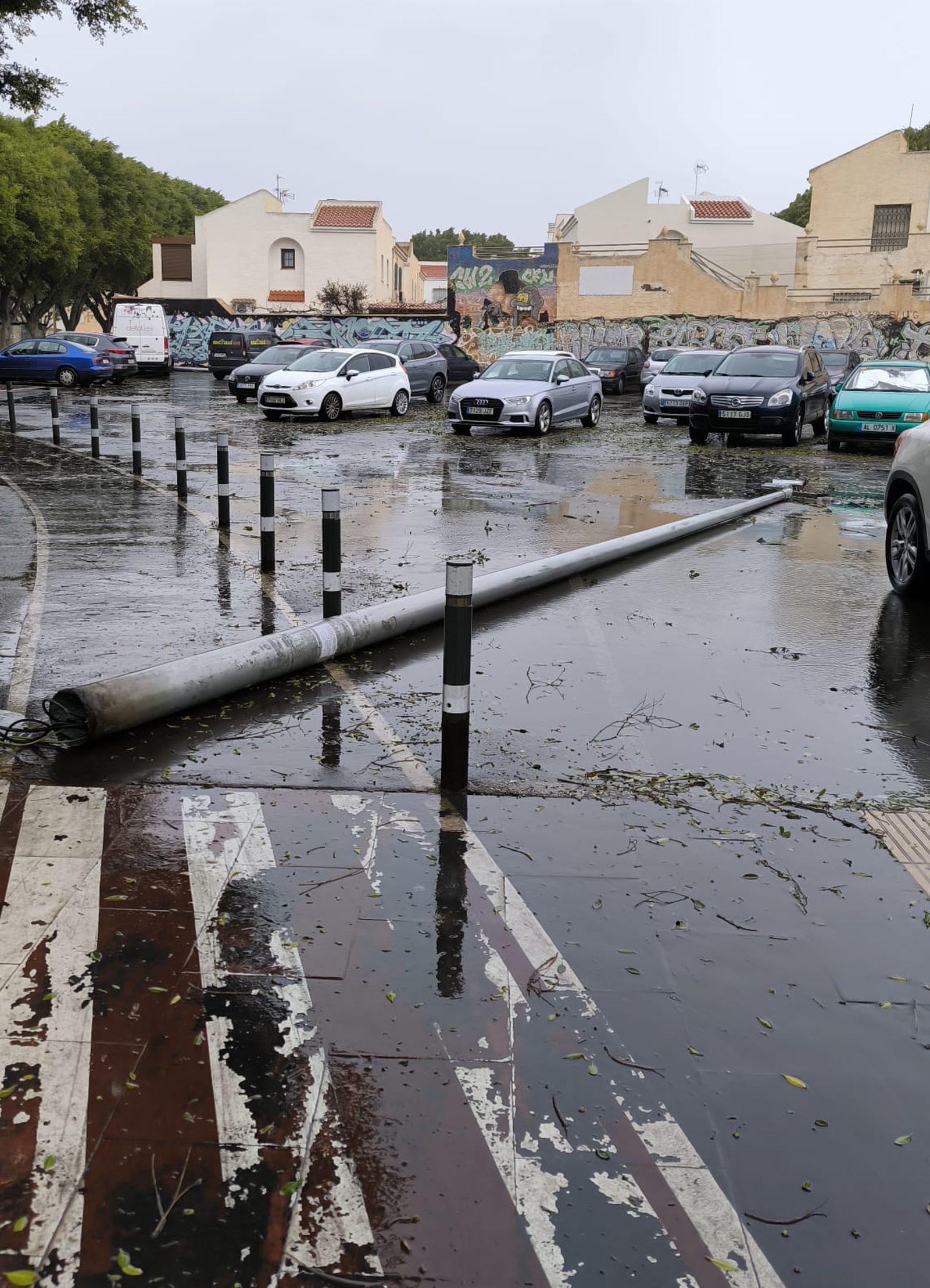 Farola caída a pocos metros del IES Maestro Padilla de la capital