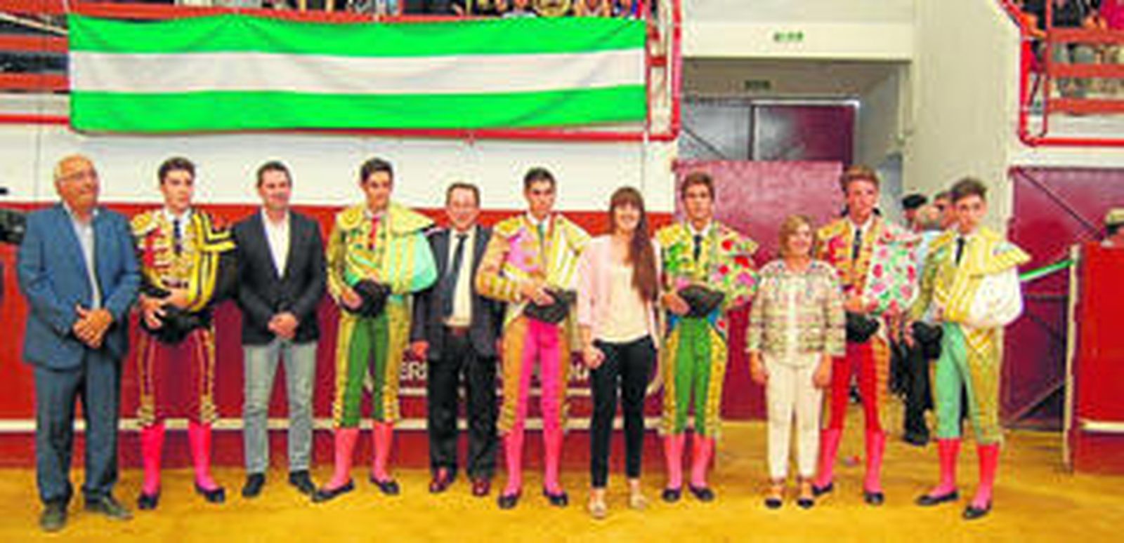 Eduardo Ordóñez, Demetrio Pérez Carretero, Emilio de Llera, Pilar García, Irene García y los jóvenes toreros que lidiaron en el festejo inaugural de ayer.