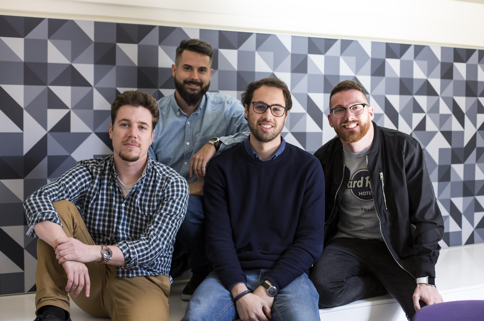 Pablo Ortuño Salmerón, en el centro, rodeado por el resto de fundadores de BuscoExtra