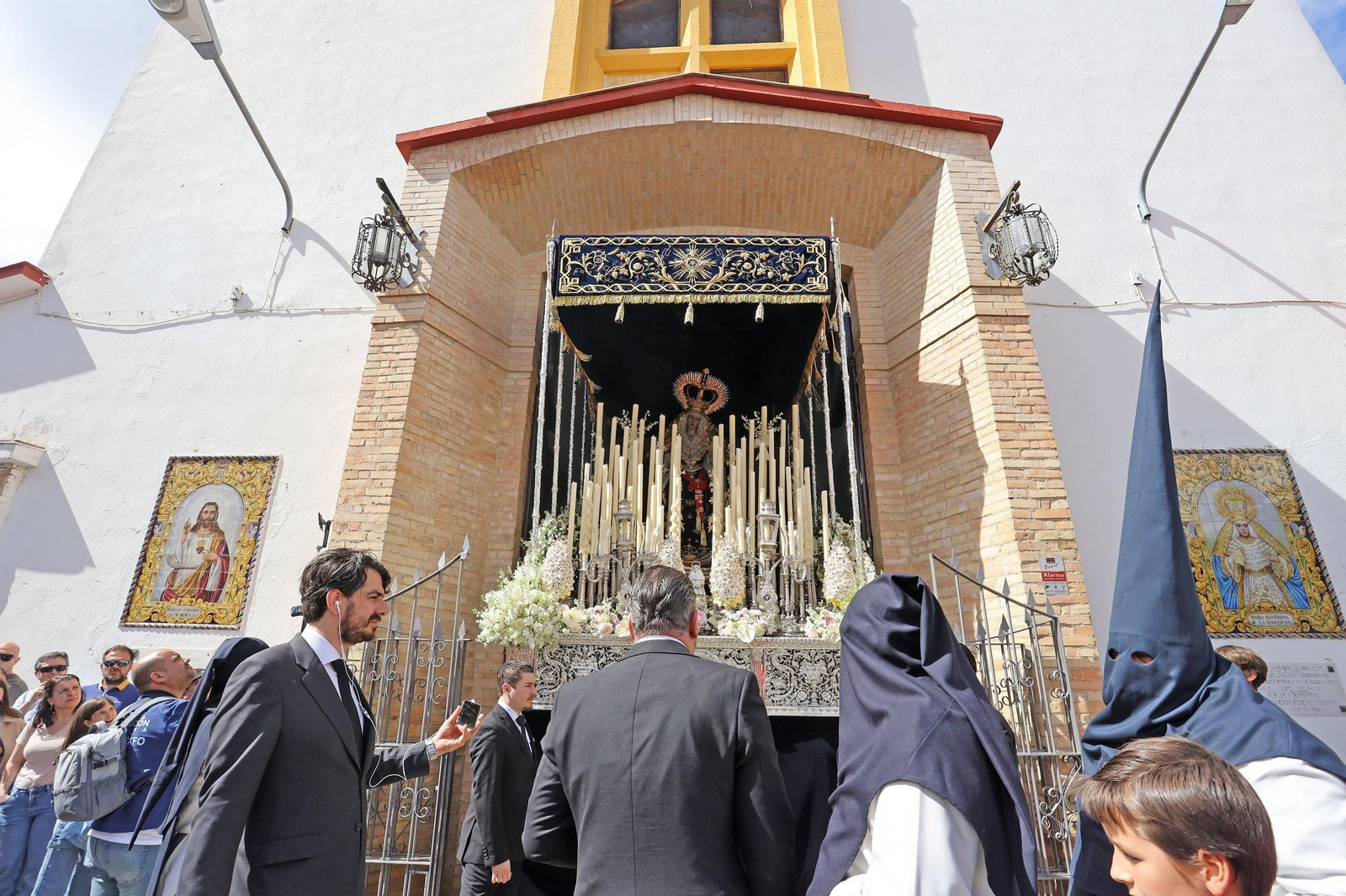 El palio del Consuelo, saliendo de la Parroquia de las Viñas el pasado Miércoles Santo.