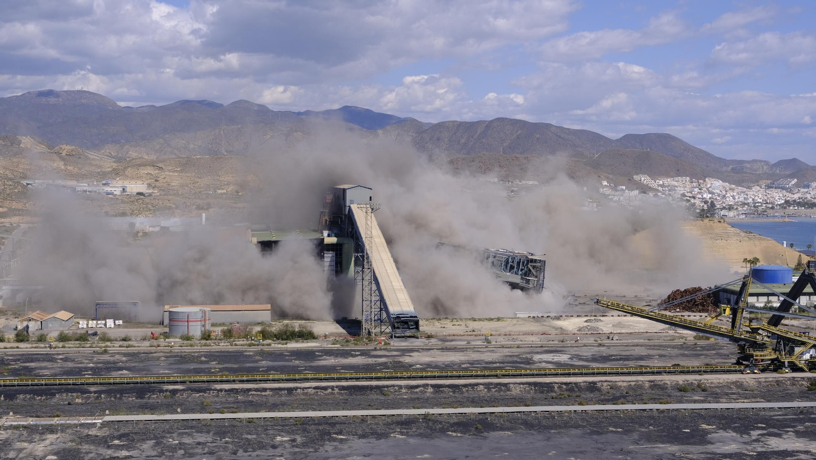 La voladura-demolición de la central térmica de Endesa en Carboneras, en imágenes