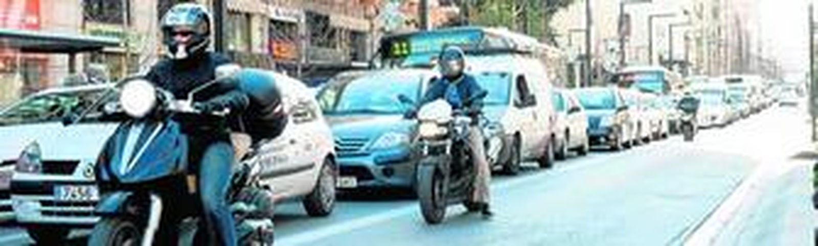 Un día de tráfico intenso en la Gran Vía.