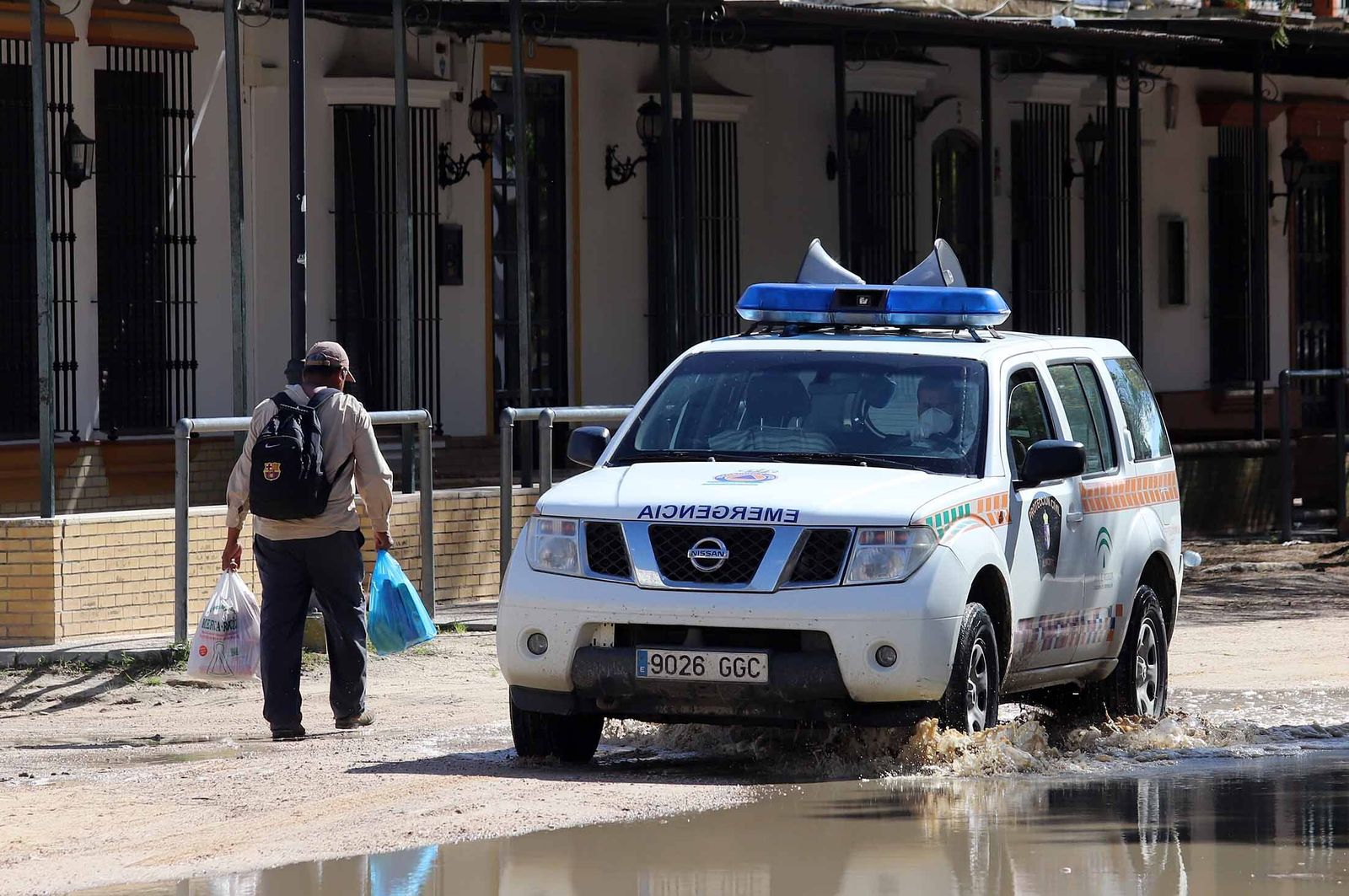 Imágenes de la presencia de la UME en el Rocío para el confinamiento