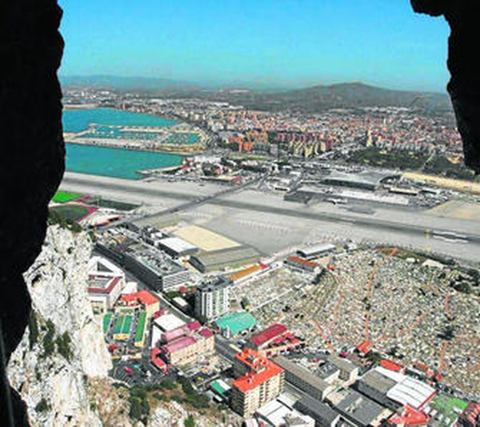 La pista de aterrizaje del aeropuerto de Gibraltar, desde el Peñón.