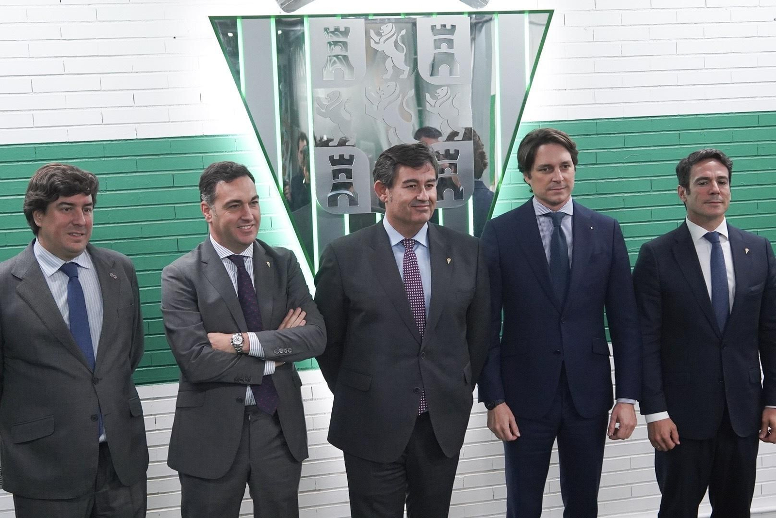 Javier González Calvo, en el centro, junto a los futuros miembros del consejo del club, en El Arcángel.