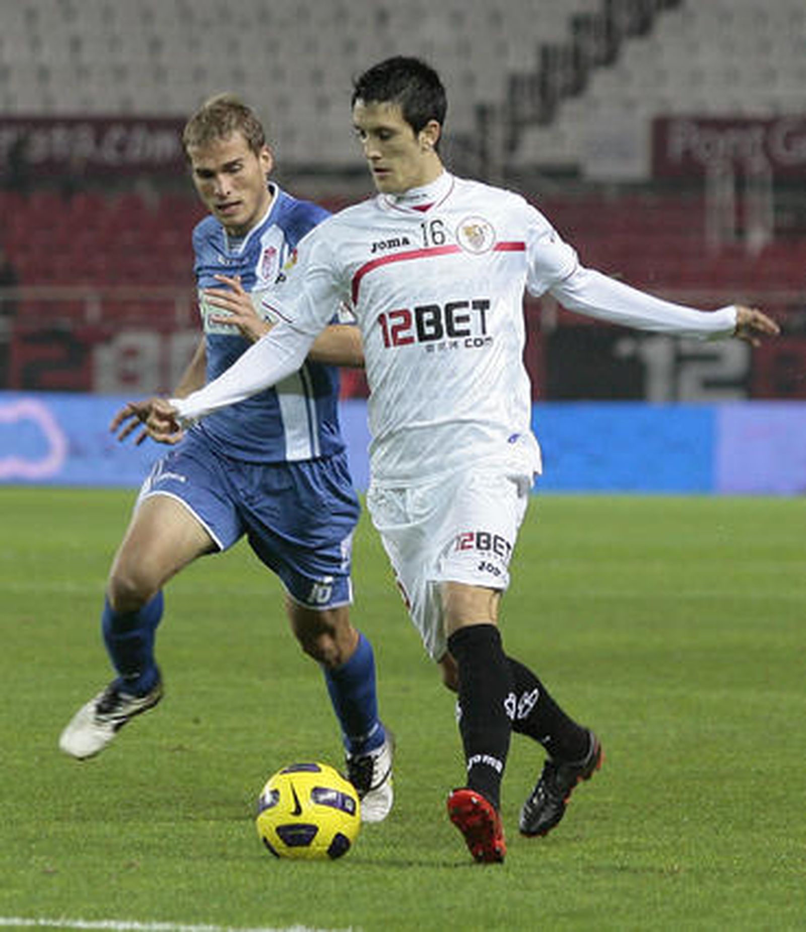 El Sevilla empata (1-1) frente a un digno Granada, que se llevó el III Trofeo Antonio Puerta en los penaltis ante un escaso público.

Foto: Juan Carlos Muñoz