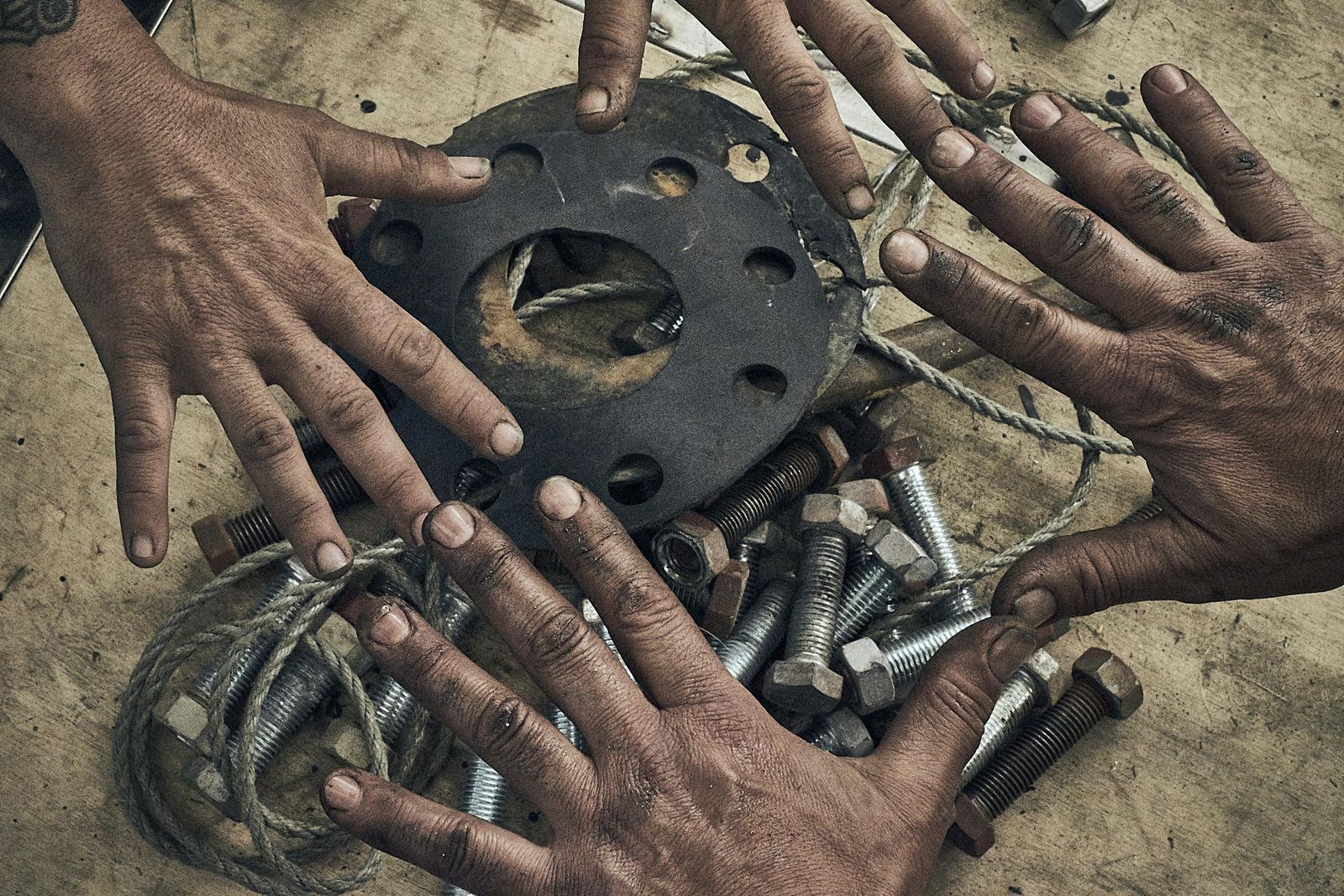 Cuatro manos, dos de hombre y dos de mujer. Nada las diferencia en un día normal dentro del taller.