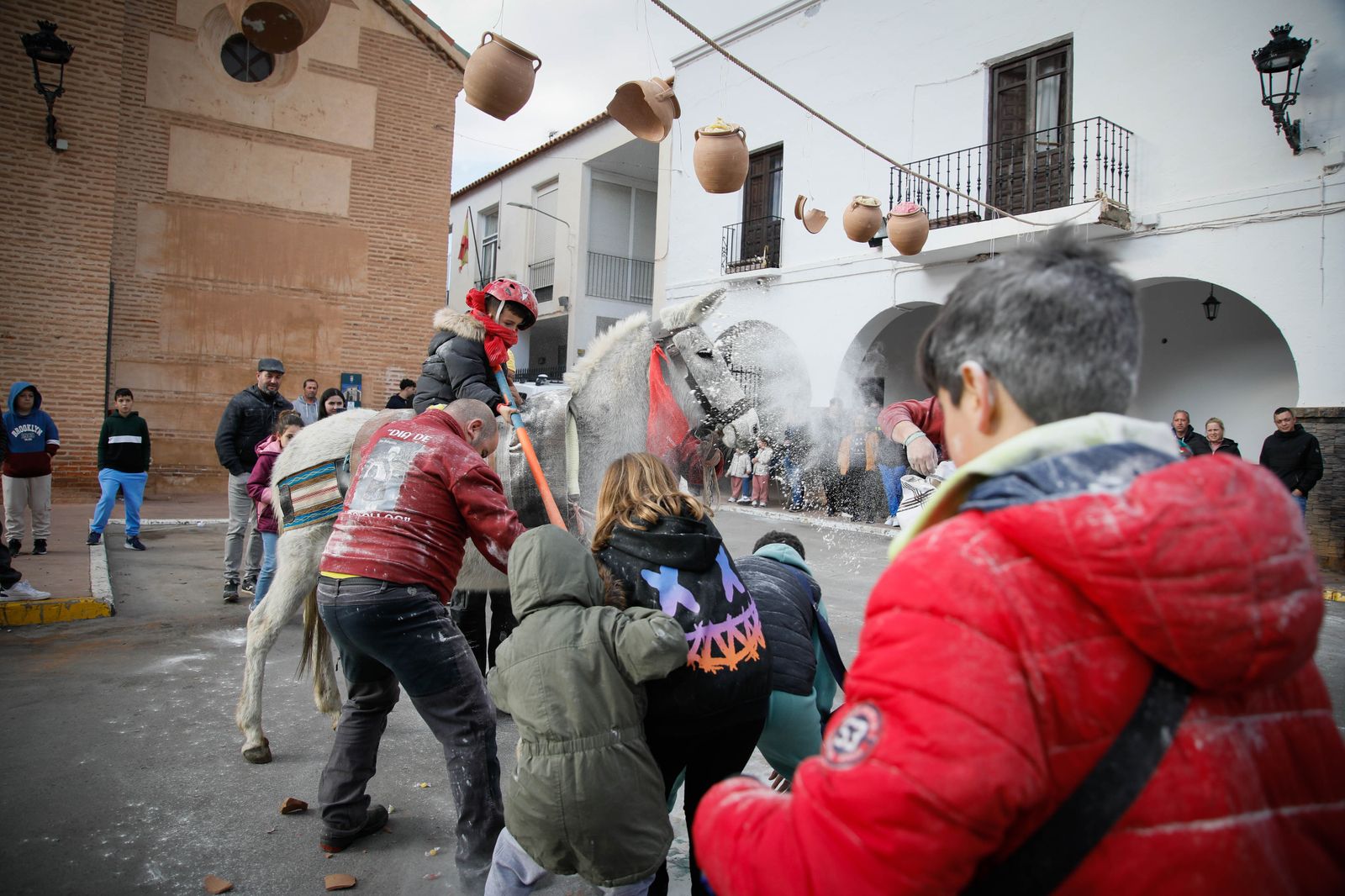 Las mejores imágenes del cierre de fiestas en Fiñana con "Las Ollas"