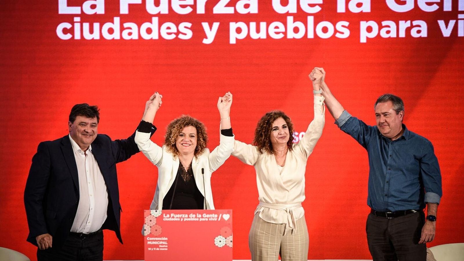 Gabriel Cruz, Mª Eugenia Limón, Mª Jesús Montero y Juan Espadas, en el escenario. Gabriel Cruz, Mª Eugenia Limón, Mª Jesús Montero y Juan Espadas, en el escenario.