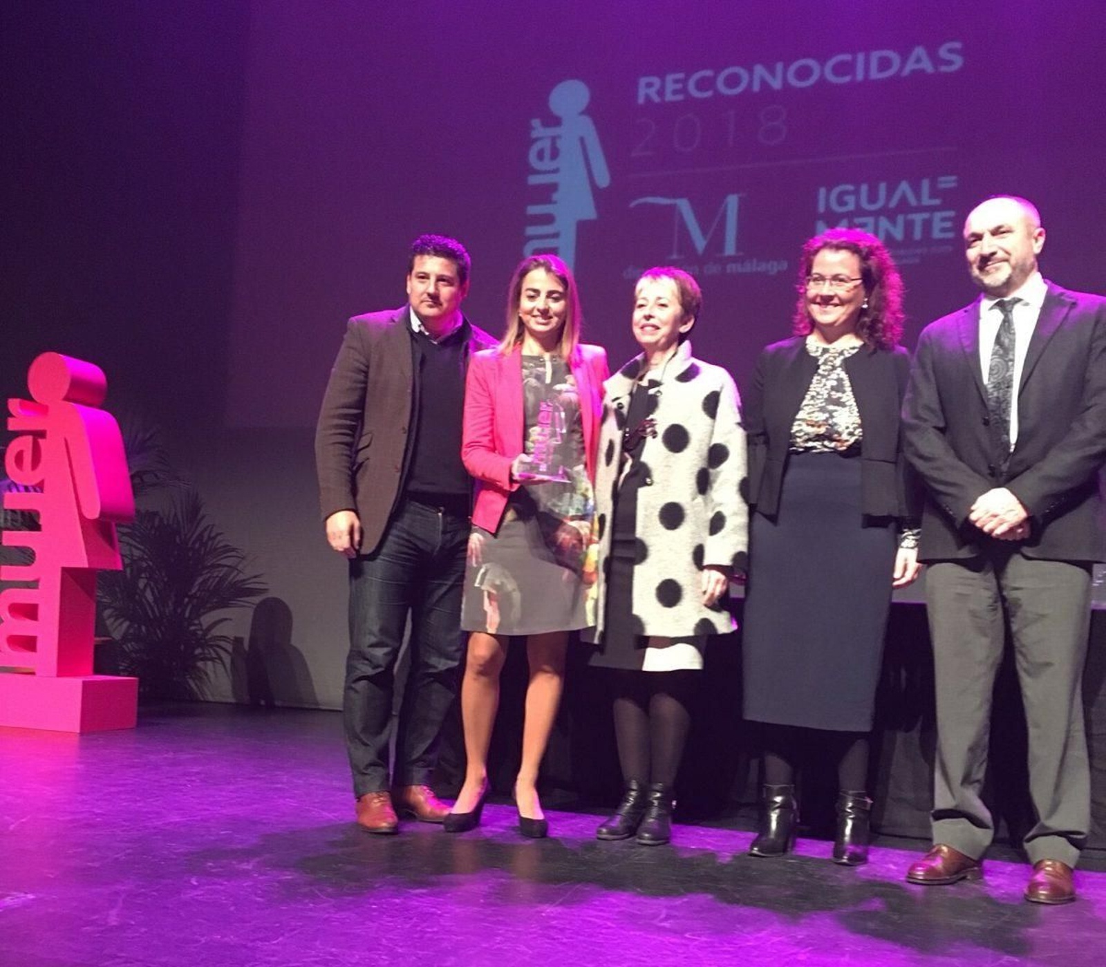 Elena Bárcena recibe el premio Reconocidas2018 en investigación de la Diputación de Málaga