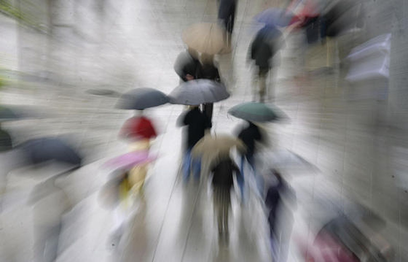Las fuertes lluvias han obligado a no salir de casa sin el paragüas en los últimos días.  Foto: J. C. Vázquez, B. Vargas y A. Pizarro
