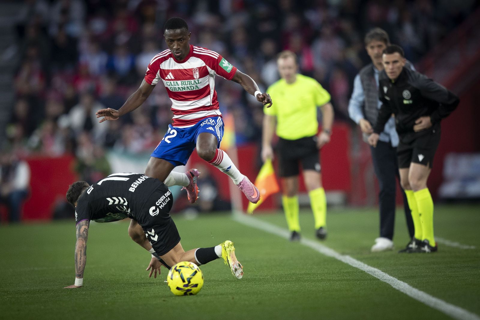 Diallo trata de saltar por encima de Larrubia.