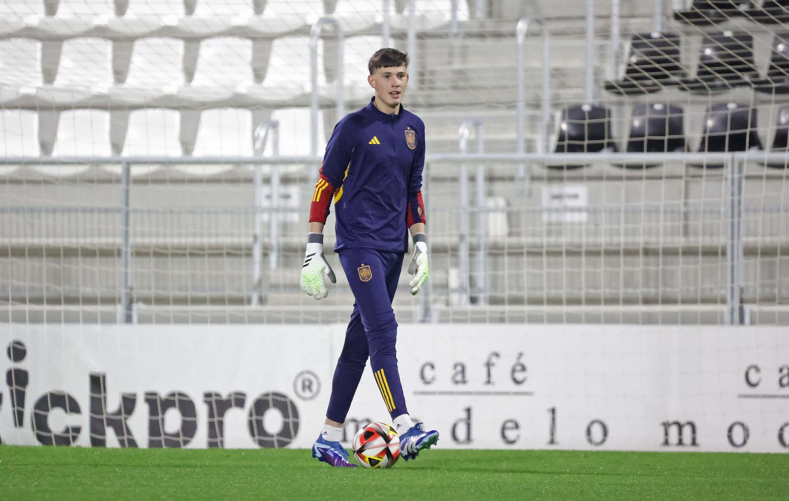Fotos del entrenamiento de la selección española sub-17 de fútbol en el Ciudad de La Línea