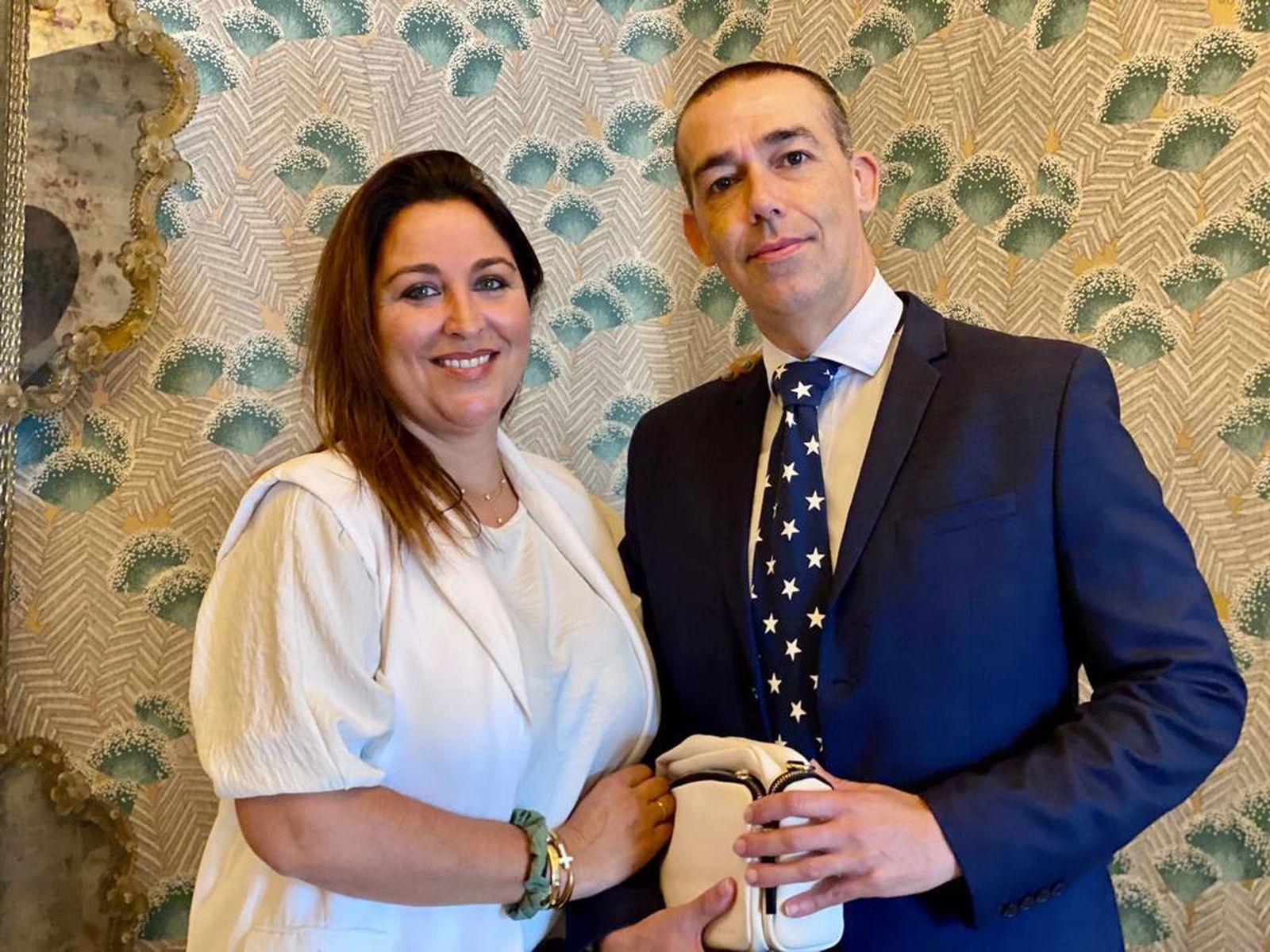 Jessica Hevilla, junto al concejal David Calleja.