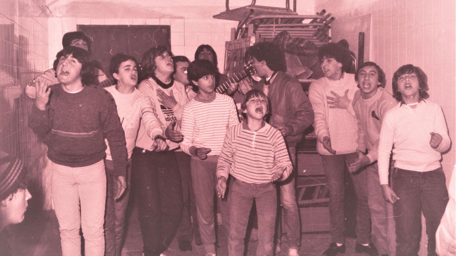La comparsa juvenil de 1985 'Filibusteros' en un ensayo.