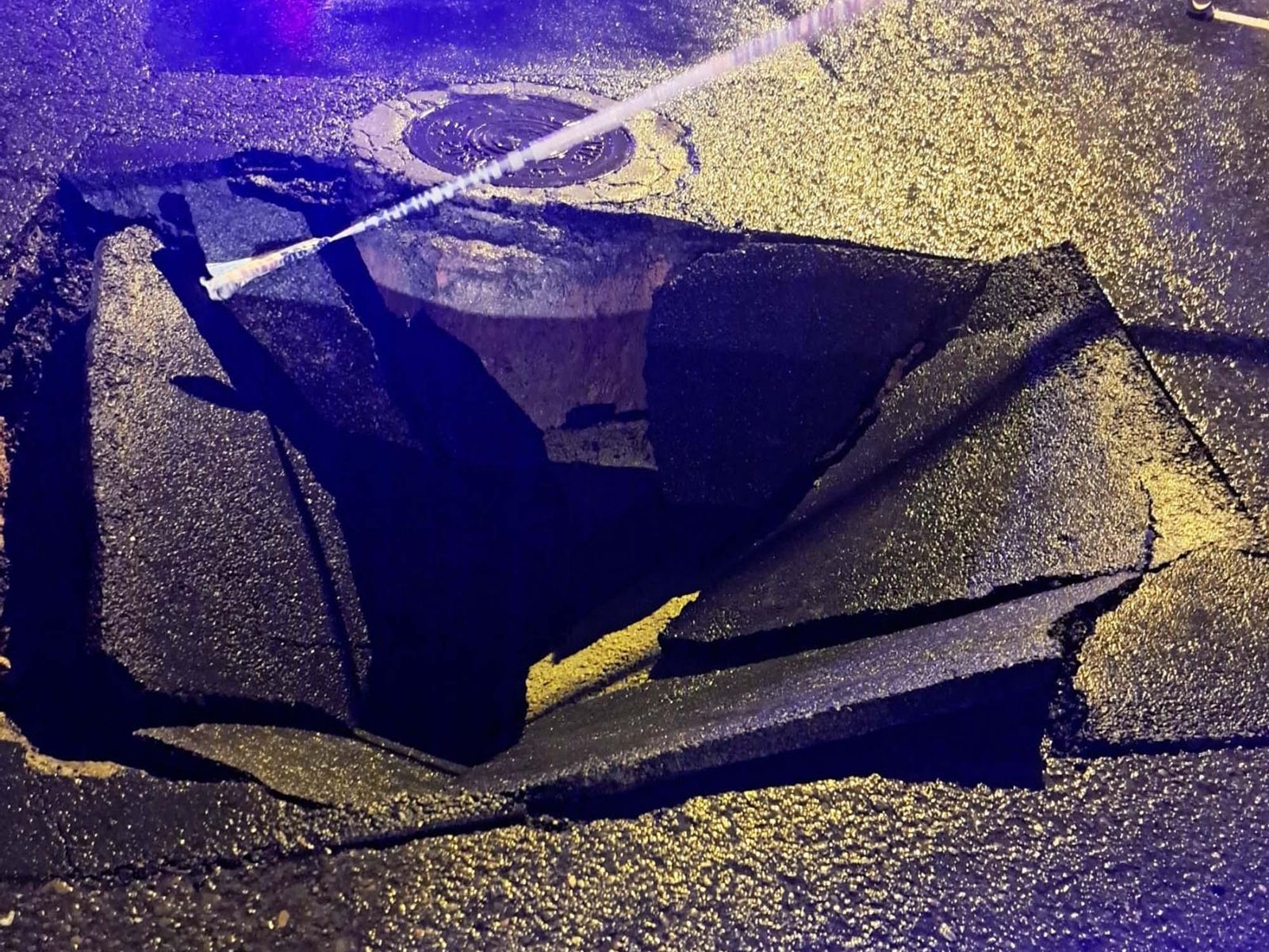 Socavón en una calle del término de Cartaya