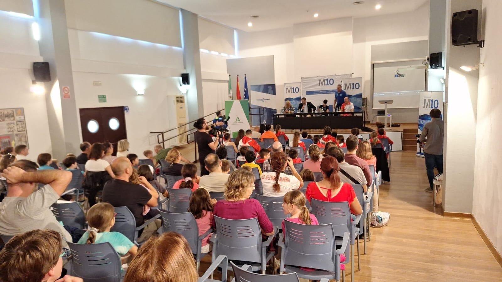 Por la tarde, Pérez habló para los atletas en el Albergue Juvenil 