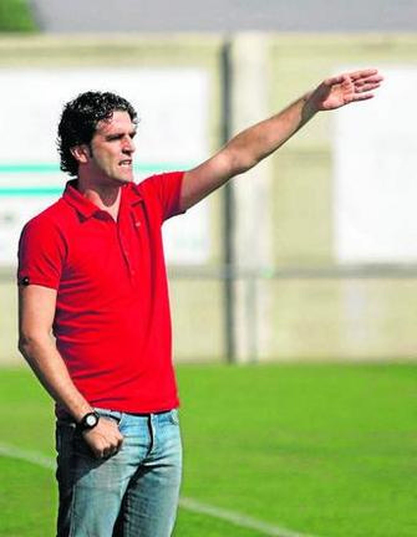 Ortega da instrucciones.