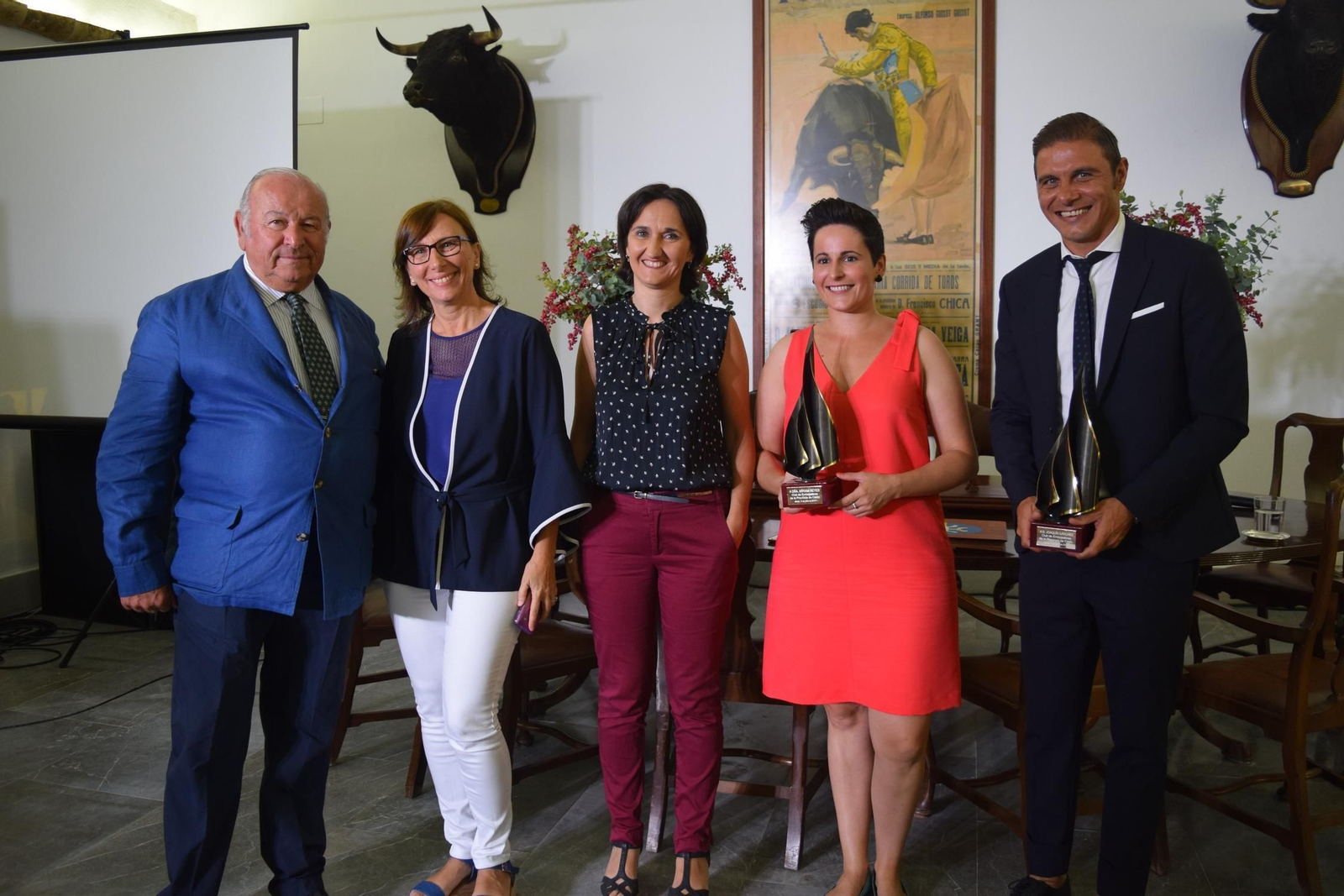 Miriam Reyes y Joaquín posan con sus galardones en Los Alburejos.