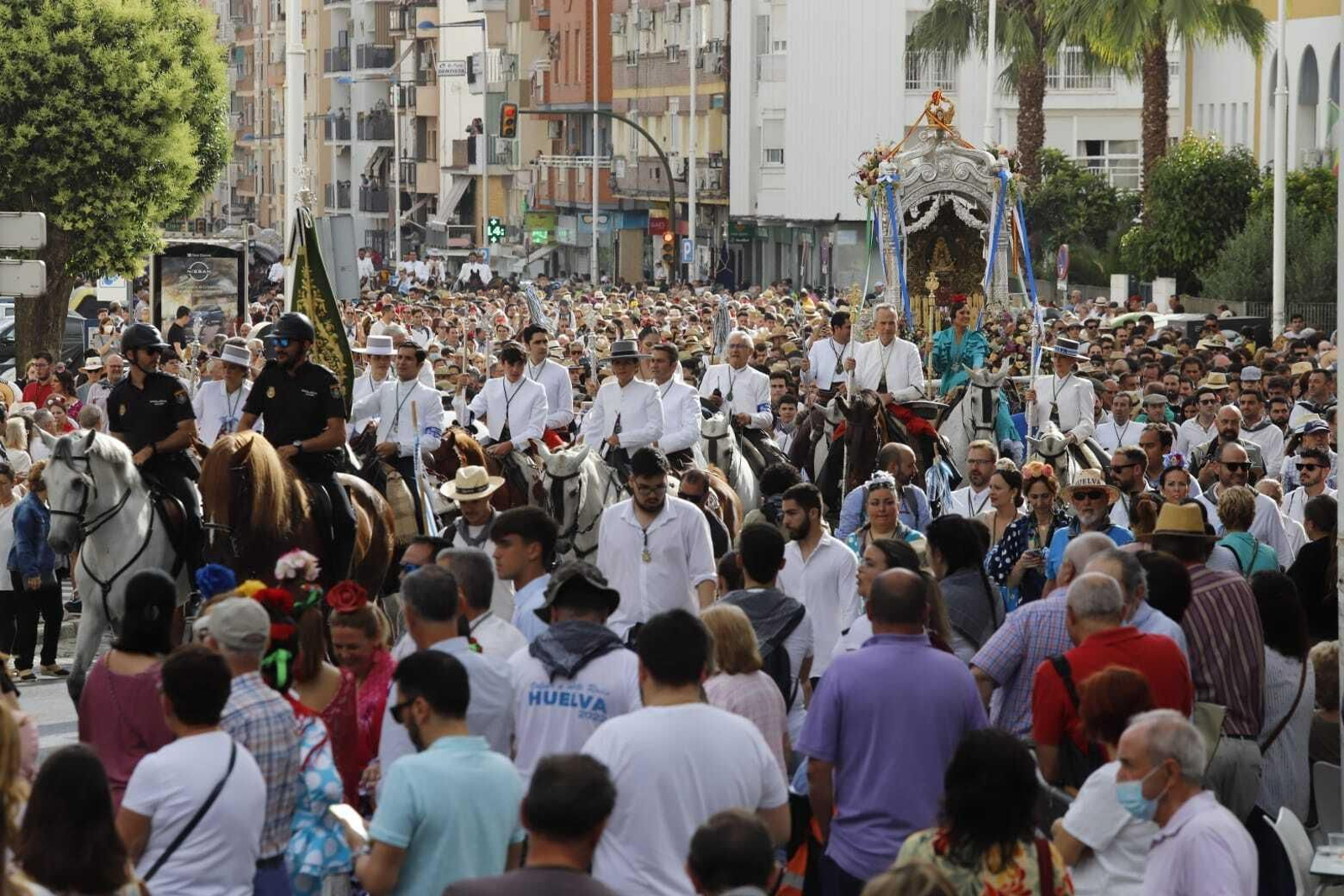 Las primeras imágenes de la Hermandad del Rocío de Huelva por las calles de la capital