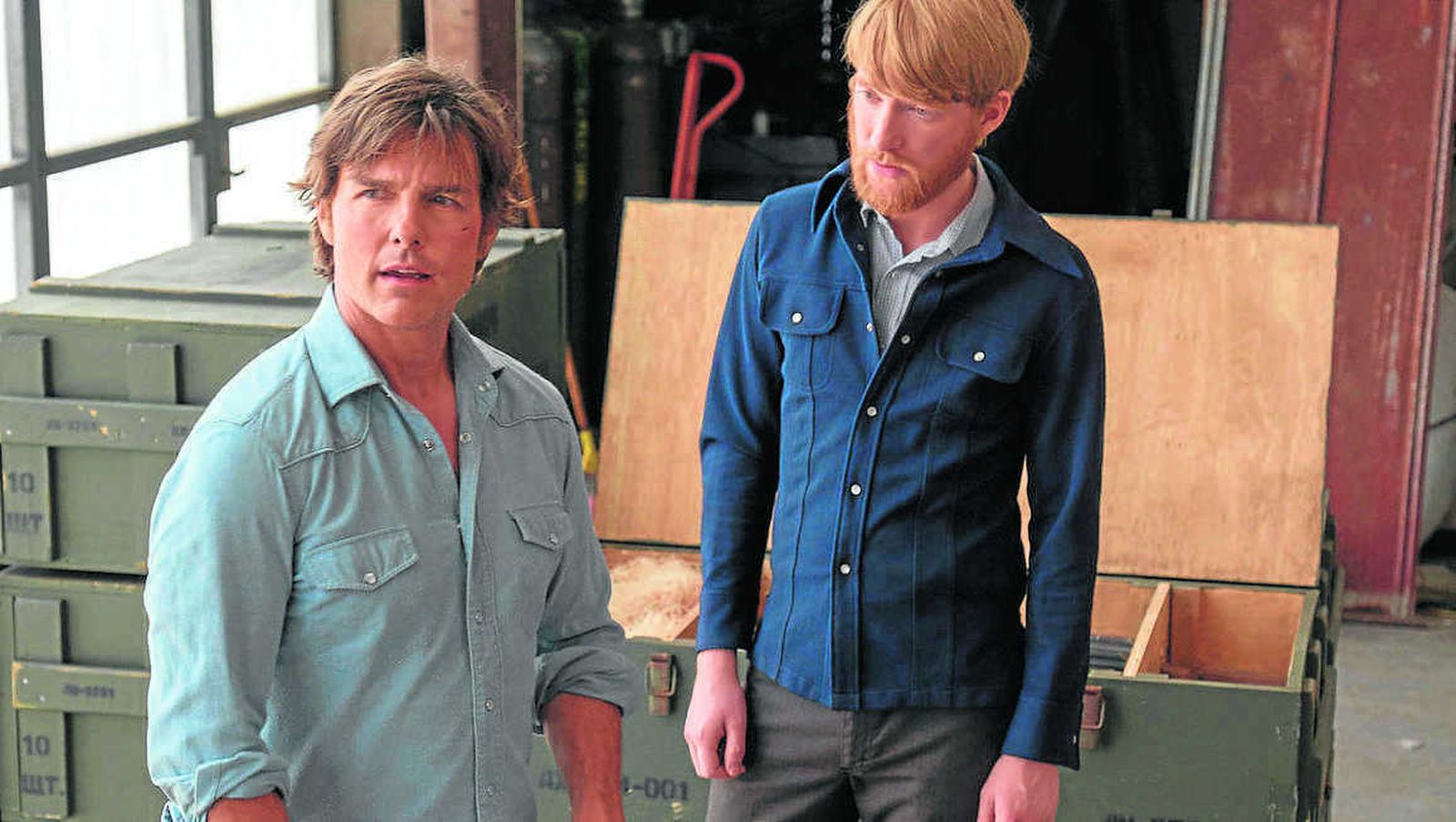 Tom Cruise, junto a Domhnall Gleeson, en una escena de la muy entretenida 'Barry Seal: El traficante'.