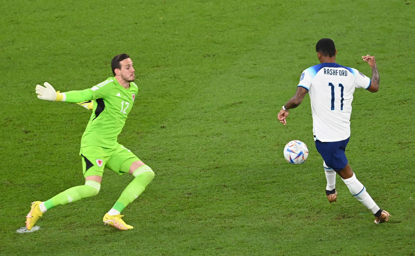 Rashford intenta superar la salida de Ward.