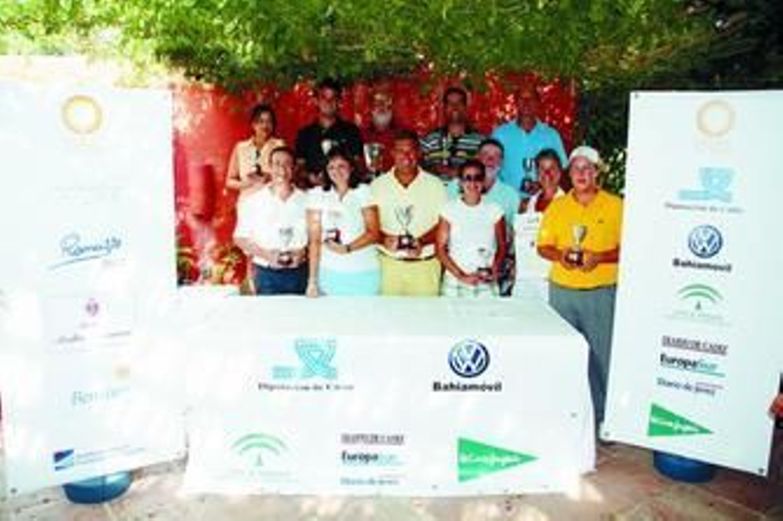 Ganadores con sus trofeos.