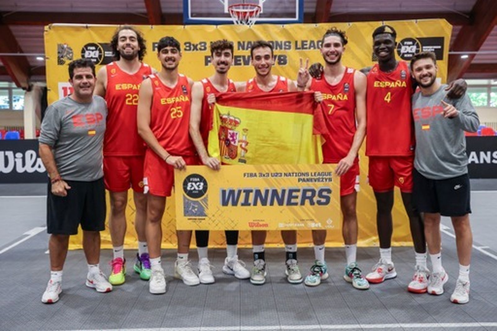 El técnico mojonero Raúl Fernández con el plantel masculino
