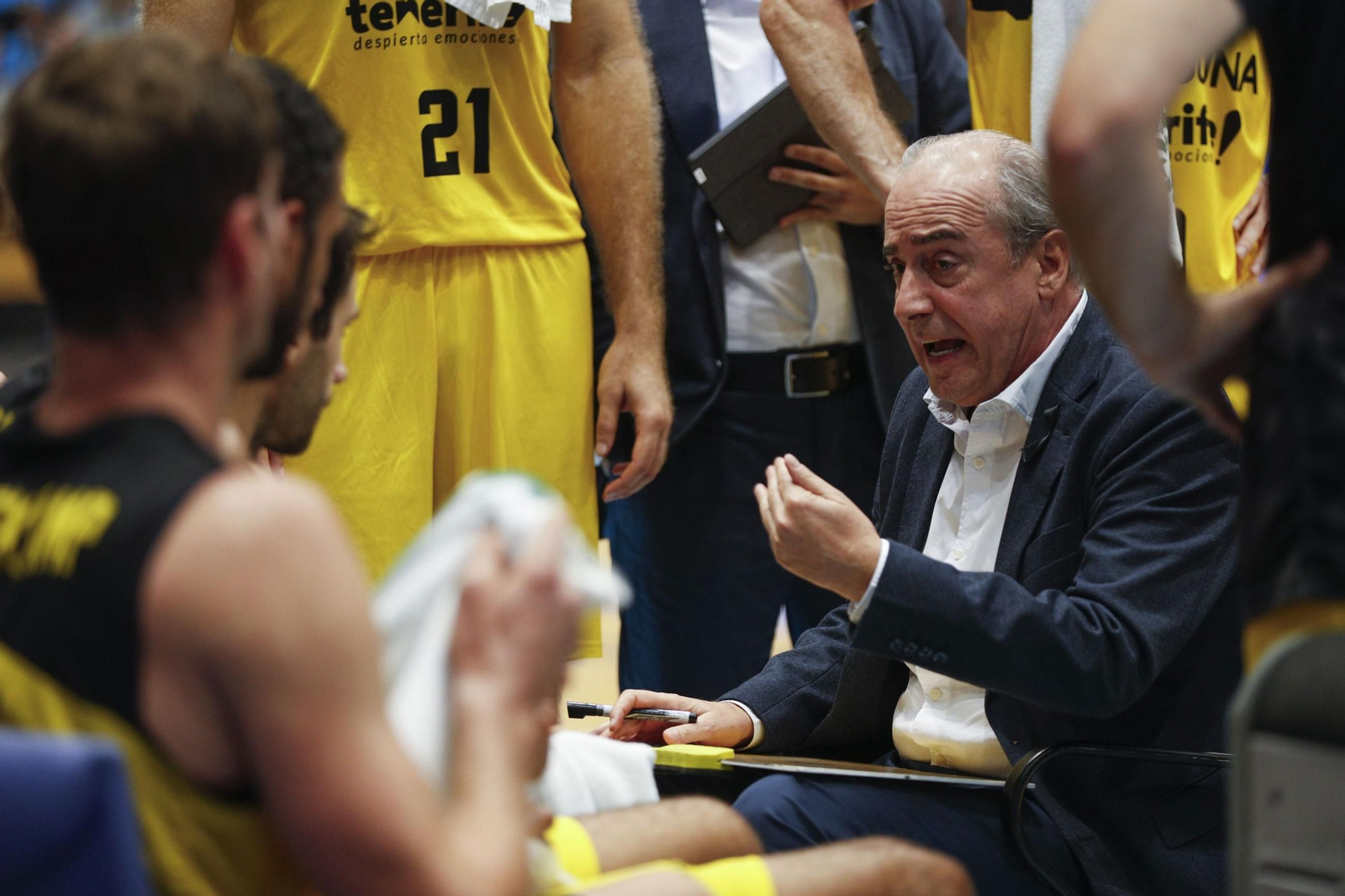 Txus Vidorreta da órdenes.