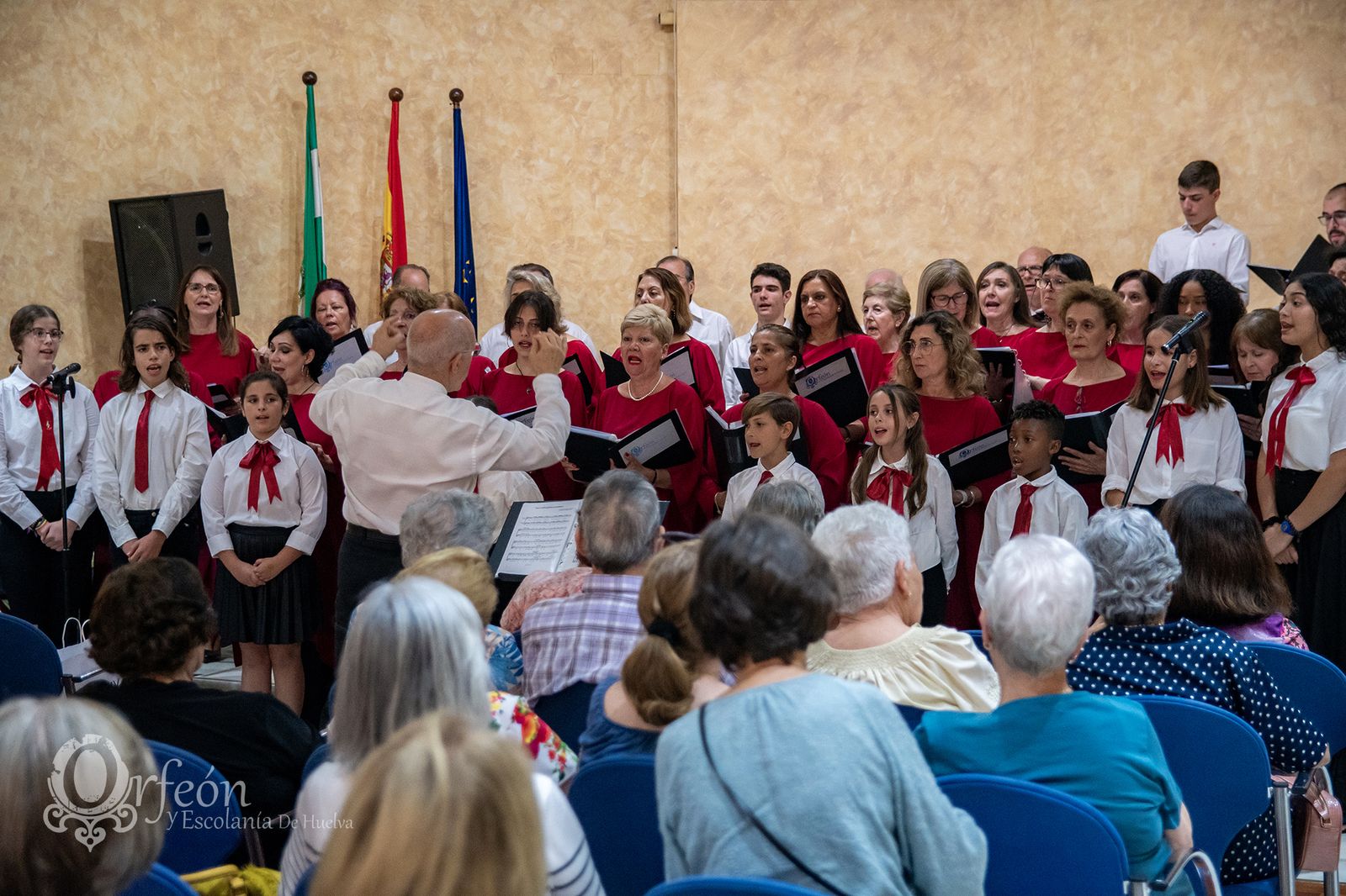 El Orfeón y la Escolanía de Huelva durante un evento