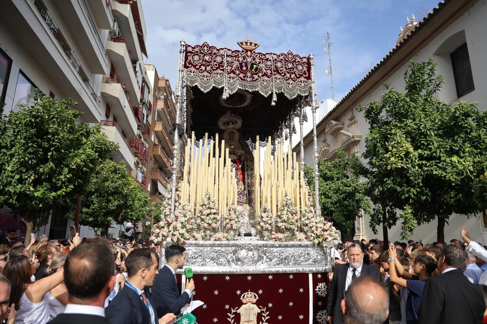 Imágenes de la salida de Ntra. Madre y Sra. de los Dolores Coronada desde la Iglesia de la Concepción durante la Magna Mariana